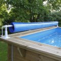 Bache-a-bulles-pour-piscine-en-bois-modele-Azura-de-Ubbink-ambiance2