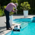 Robot-aspirateur-a-batterie-nettoyeur-de-piscine-Robotclean-Accu-S-Pool-Ubbink-ambiance2