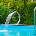Douche-cascade-de-piscine-en-acier-inoxydable-MAMBA-de-ubbink-ambiance1