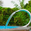 Douche-cascade-de-piscine-en-acier-inoxydable-MAMBA-de-ubbink-ambiance2