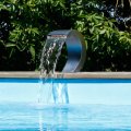 Cascade-de-piscine-en-acier-inoxydable-Mamba-S-LED-Ubbink-ambiance1