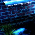 cascade-design-de-piscine-en-acier-inoxydable-Niagara-LED-Wall-Ubbink-ambiance1