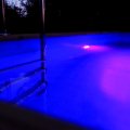 Projecteur-pour-piscine-en-bois-kit-spot-LED-406-RGB-couleur-de-ubbink-ambiance2