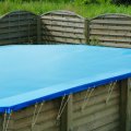 bache-d'hivernage-et-de-securite-pour-piscine-en-bois-modele-azura-de-ubbink-ambiance3