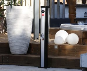 Douche-solaire-pour-piscine-en-bois-Solaris-XTRA-reservoir-23-L-de-Ubbink