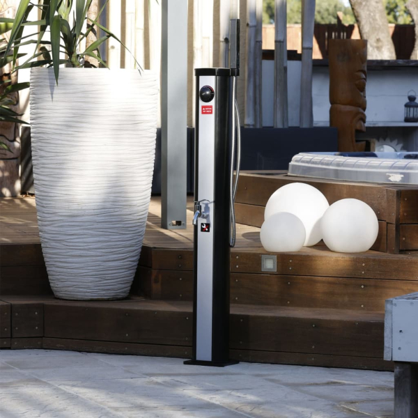 Douche-solaire-pour-piscine-en-bois-Solaris-XTRA-reservoir-23-L-de-Ubbink